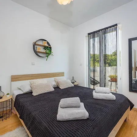 Apartment Studio Apartman Marly